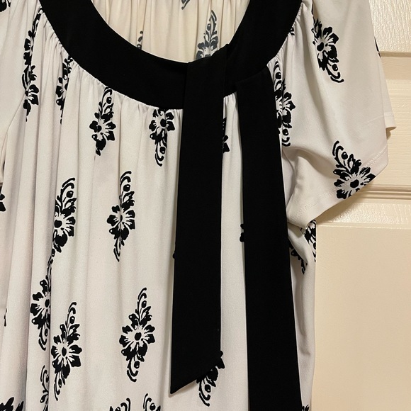 Apt.9 blouse/tunic, black & white floral print w/ tie at neckline - Picture 4 of 4
